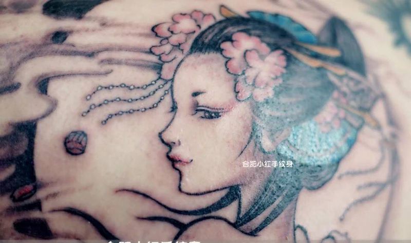 后背艺伎 以及局部放大纹身图片