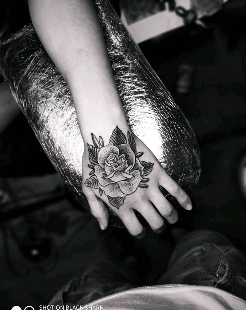 小花花纹身图片_手部纹身图案