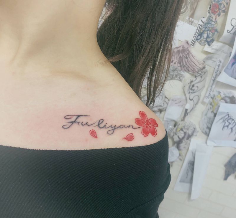 锁骨樱花纹身图片_胸部纹身图案