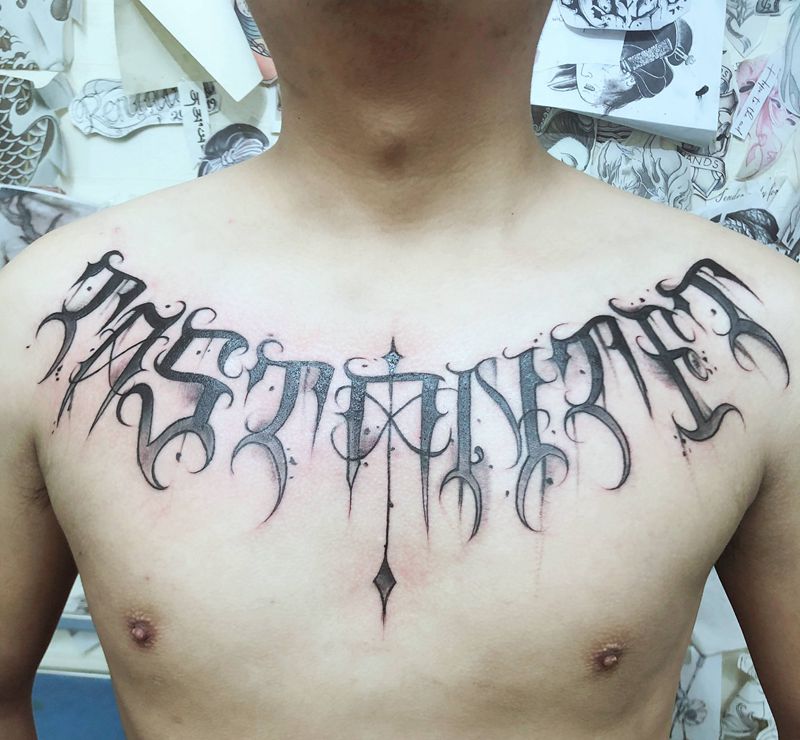 花胸花体英文纹身图片_胸部纹身图案