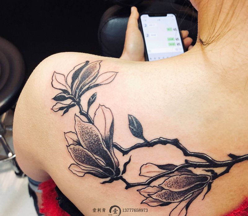 玉兰花纹身图片_背部纹身图案