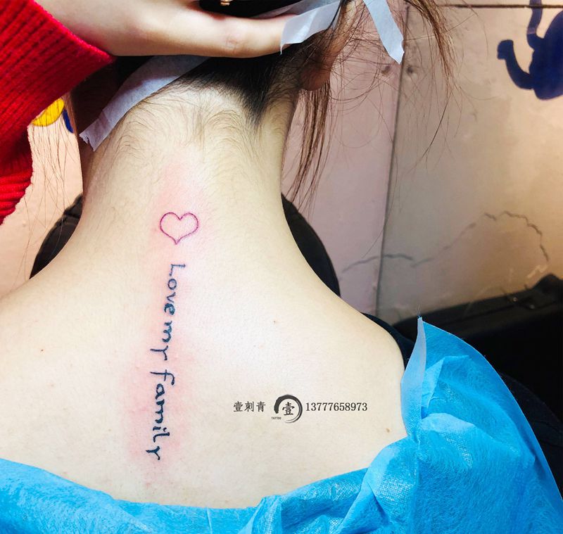 字母纹身图片_颈部纹身图案