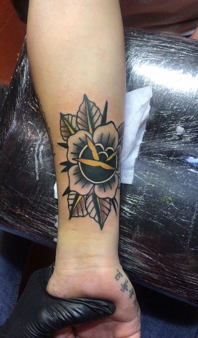 school 花卉纹身图片_手臂Old School纹身图案