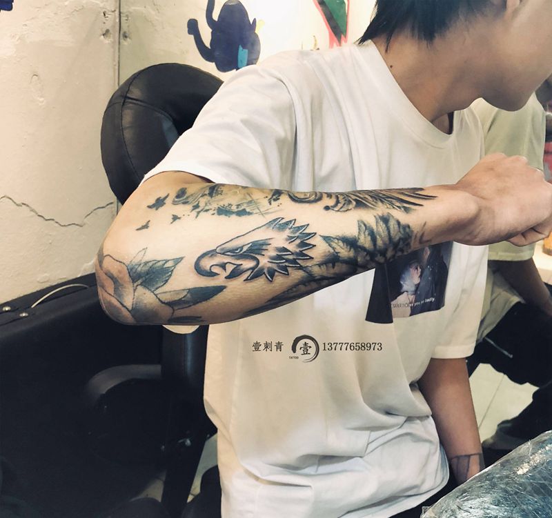 school鹰纹身图片_手部手臂纹身图案