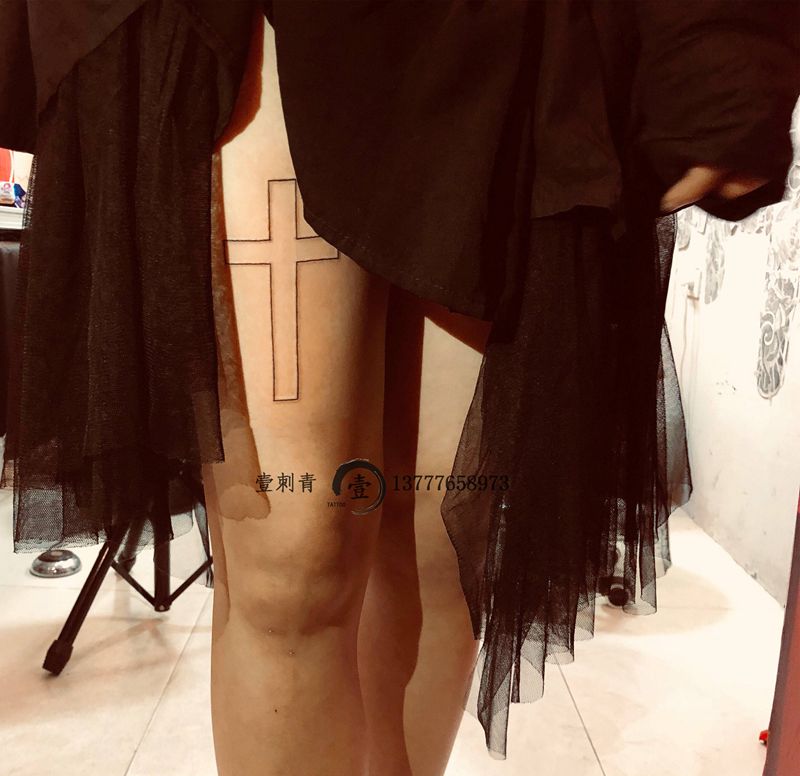 十字架纹身图片_腿部纹身图案