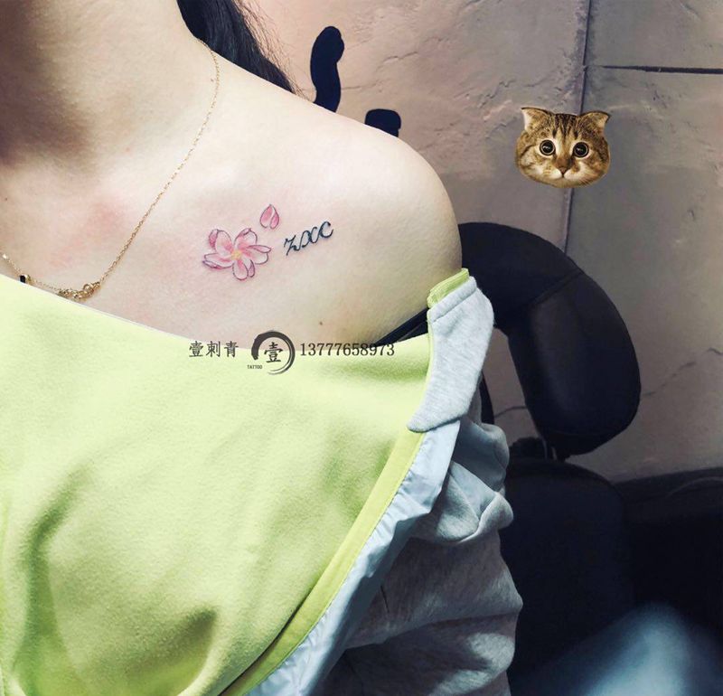 锁骨花纹身图片_胸部纹身图案