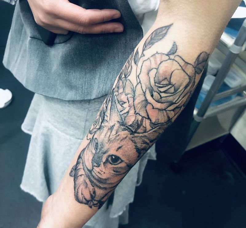 小臂猫咪遮盖疤痕纹身图片_手臂纹身图案