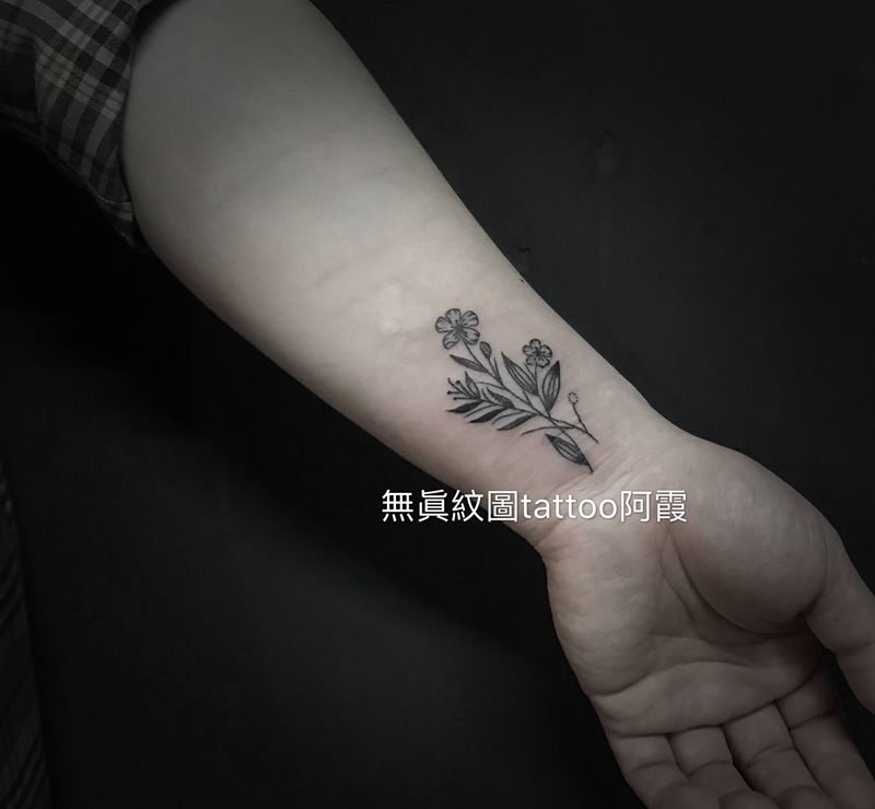 遮盖小花纹身图片_手臂纹身图案
