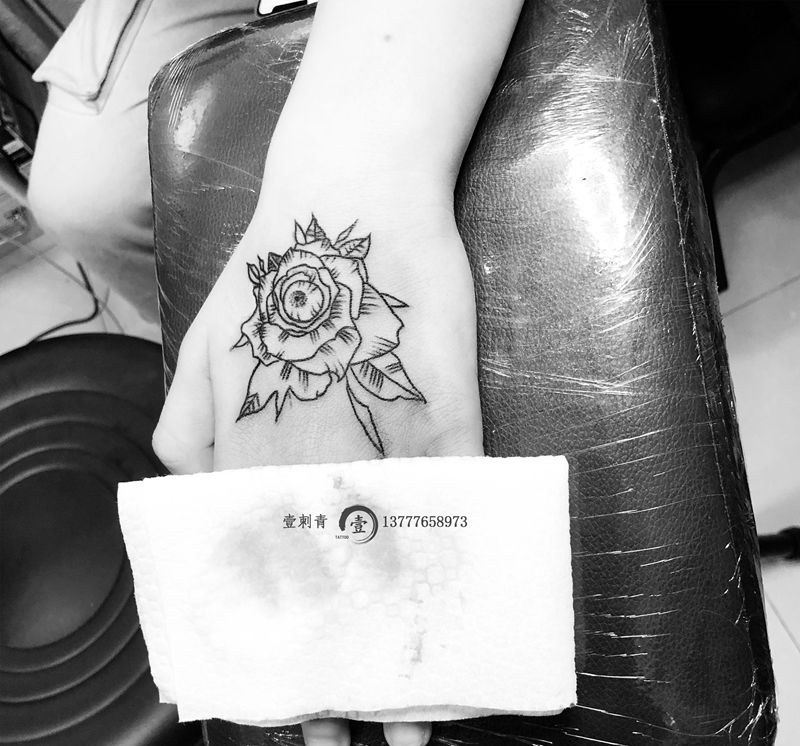 手背花纹身图片_手部纹身图案