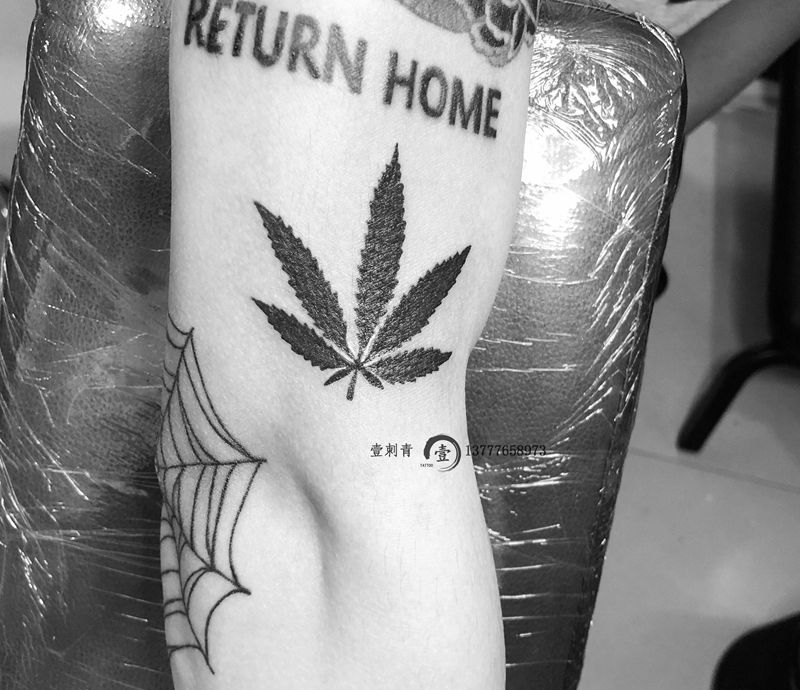 树叶纹身图片_手臂纹身图案