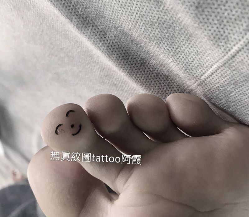 笑脸纹身图片_脚部纹身图案