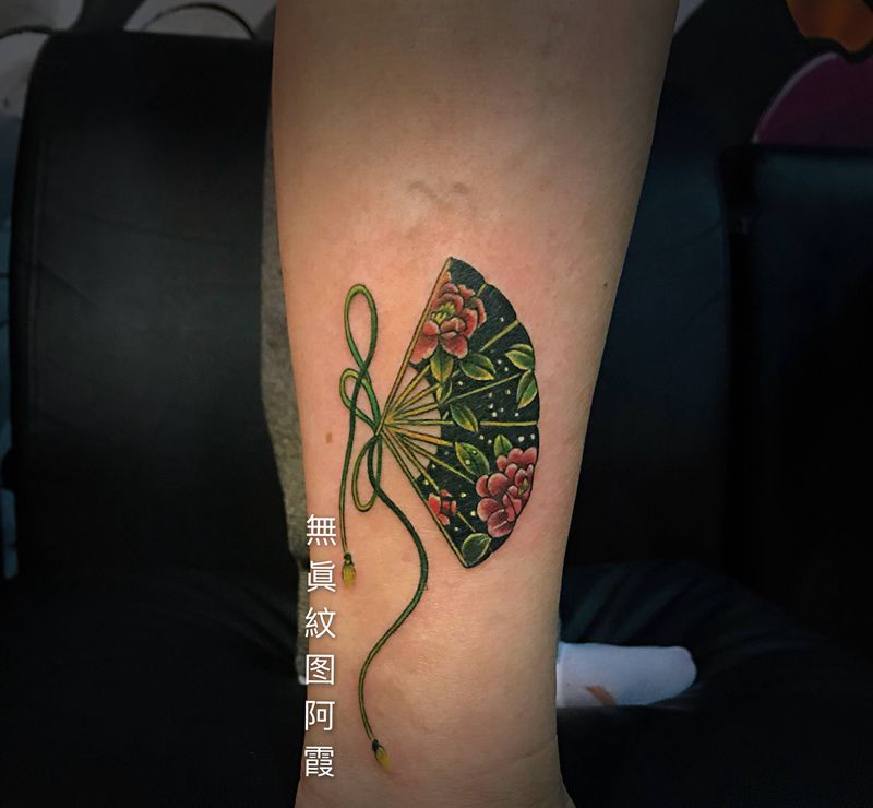 扇子纹身图片_脚部纹身图案