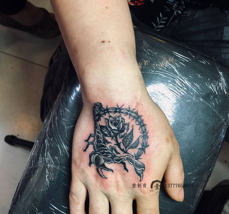 爆手背纹身图片_手部纹身图案