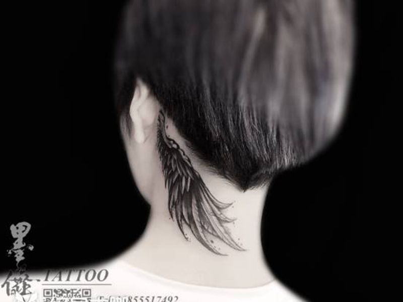 翅膀tattoo纹身图片_颈部纹身图案