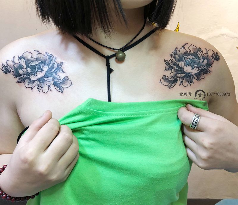 胸口花纹身图片_胸部纹身图案