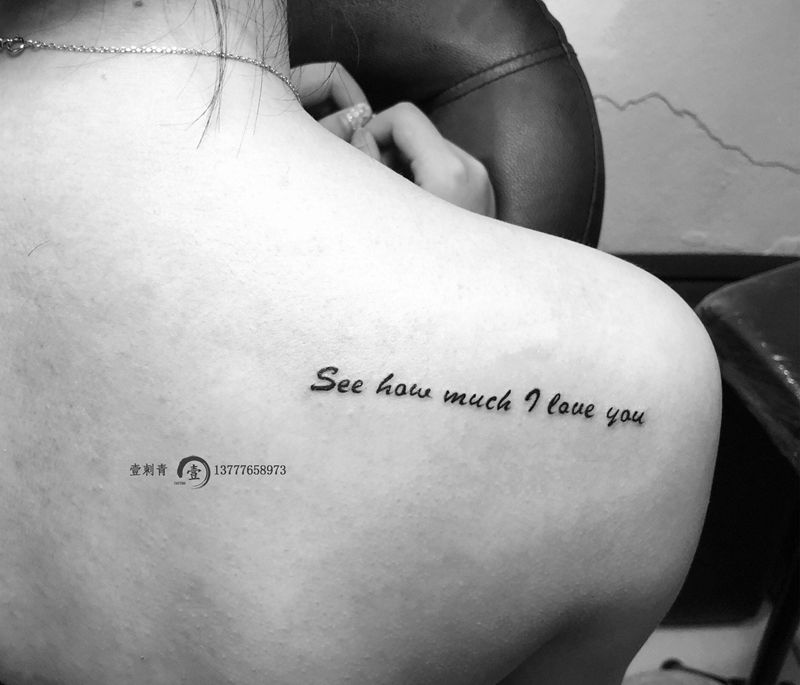 后背字母纹身图片_背部纹身图案
