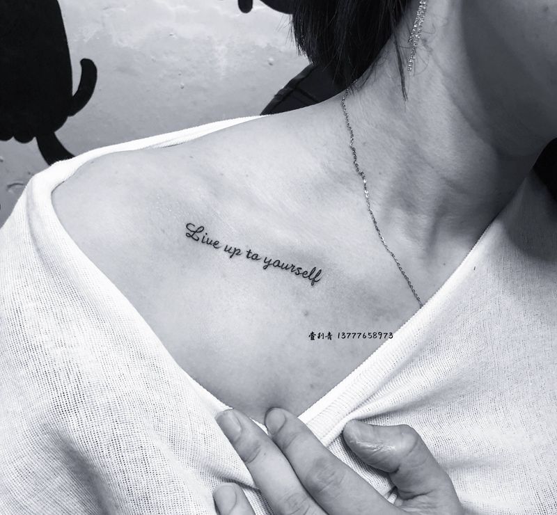 字母纹身图片_胸部纹身图案