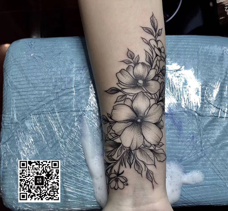 素花❀纹身图片_手臂点刺纹身图案