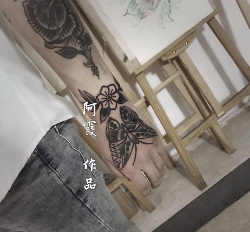 蝴蝶纹身图片_手部纹身图案