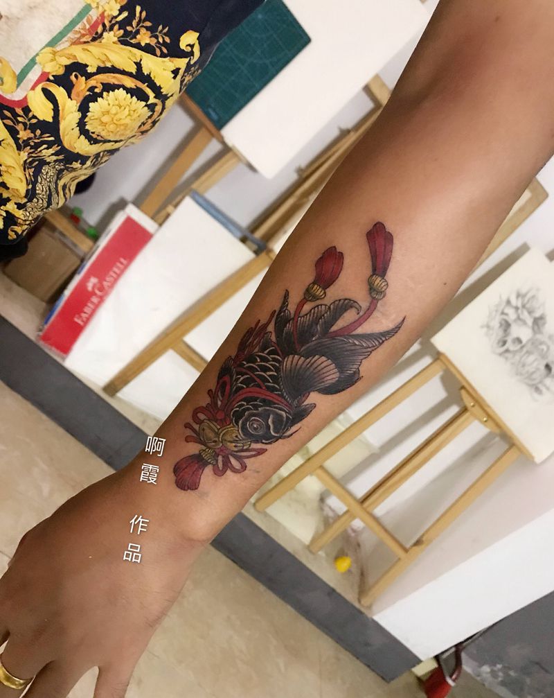 金鱼遮盖纹身图片_手臂纹身图案