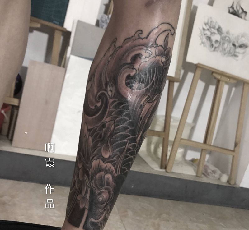 小图鲤鱼纹身图片_腿部纹身图案