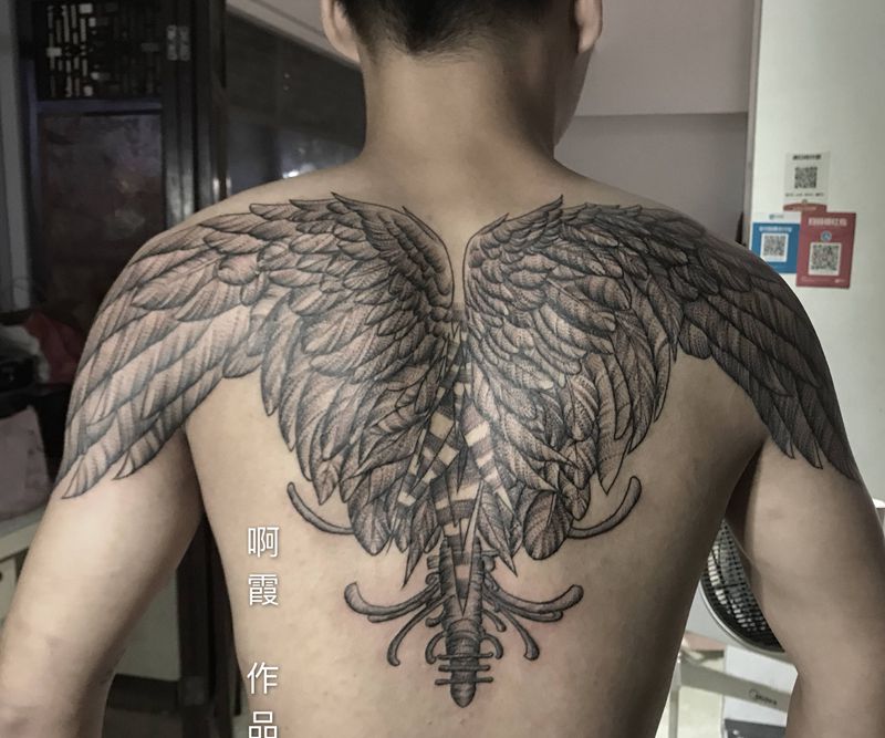 翅膀纹身图片_背部纹身图案
