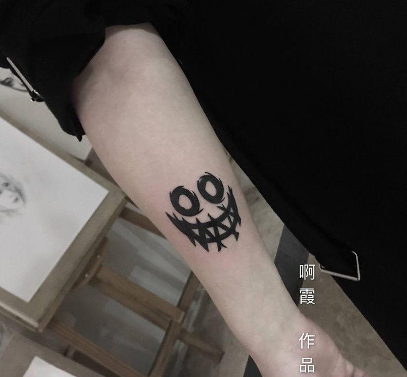 就管他叫笑脸吧纹身图片_手臂纹身图案