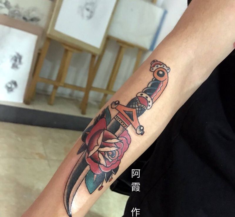 school匕首纹身图片_手臂纹身图案