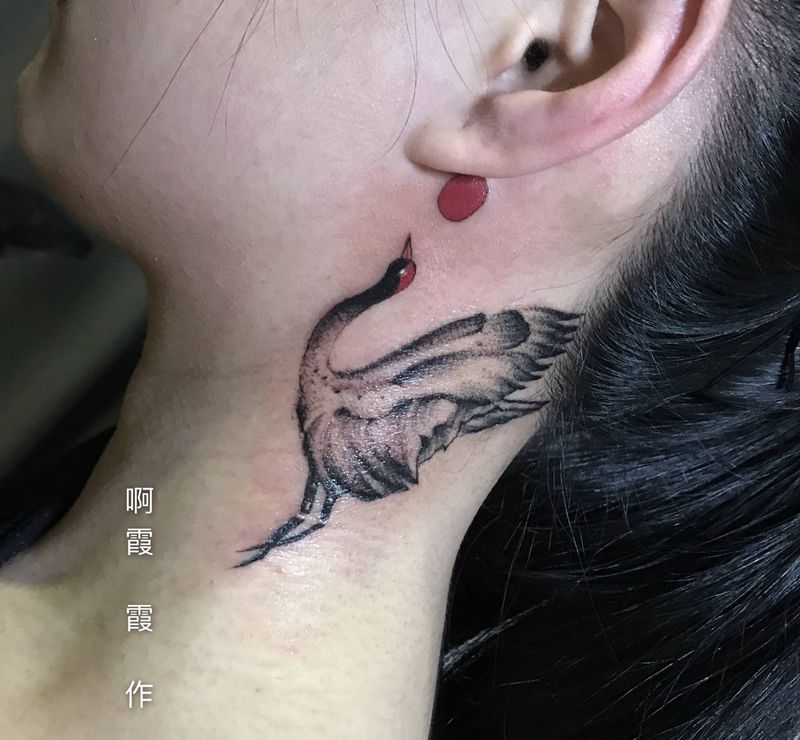 鹤纹身图片_颈部纹身图案