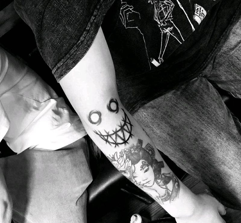 笑脸纹身图片_手臂纹身图案