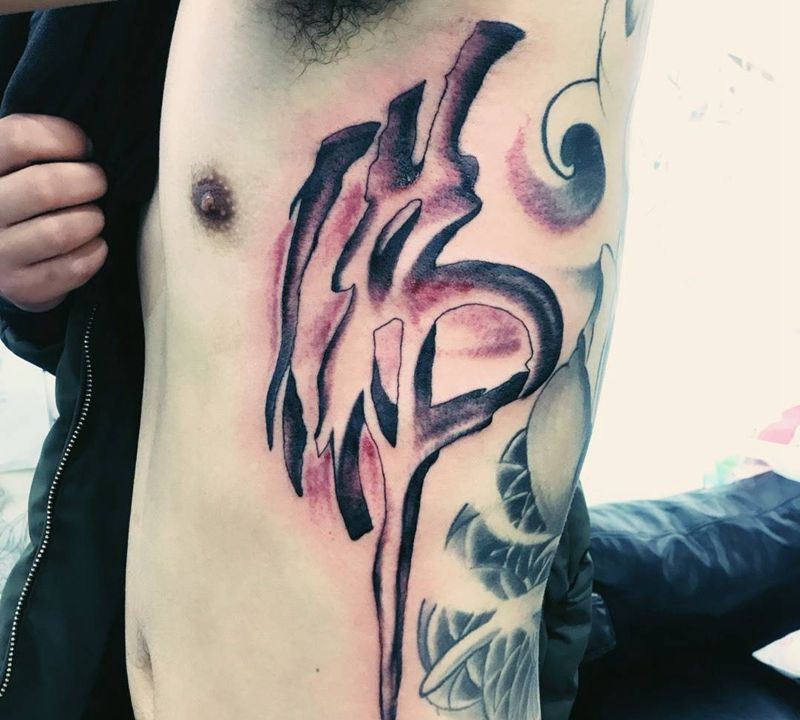 侧腰文字纹身图片