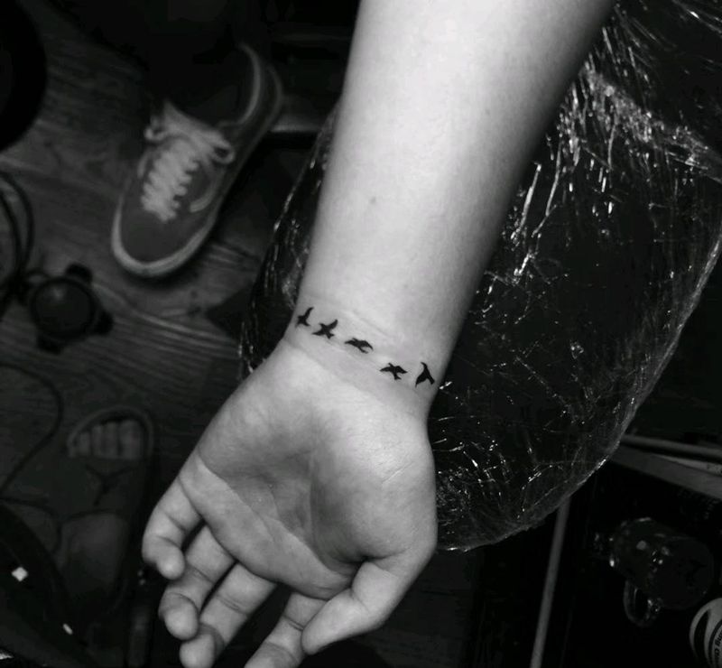 小鸟纹身图片_手部纹身图案