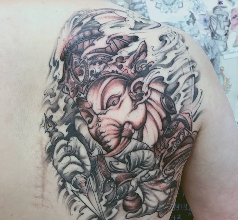 后背象神两次上色纹身图片