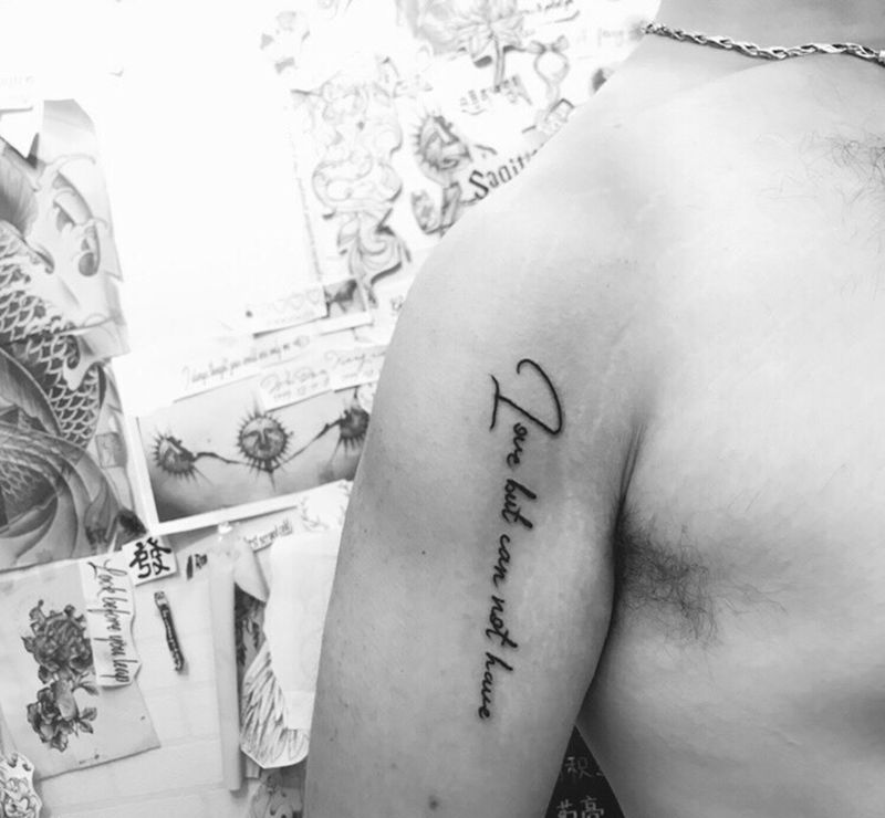 大臂前侧英文纹身图片