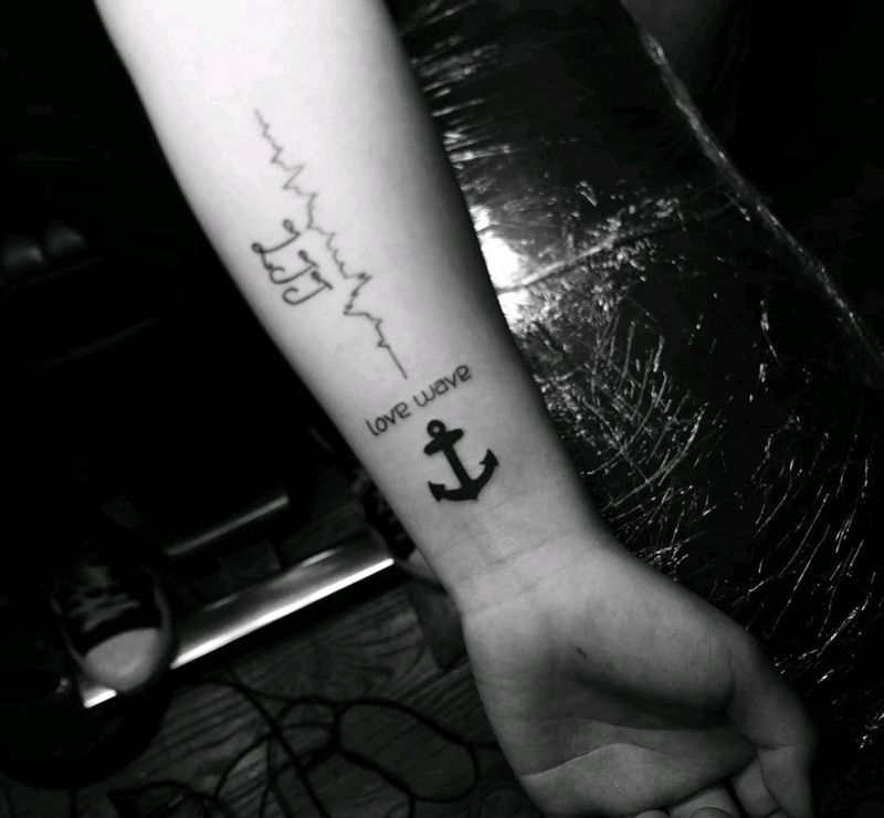 小字母纹身图片_手部纹身图案