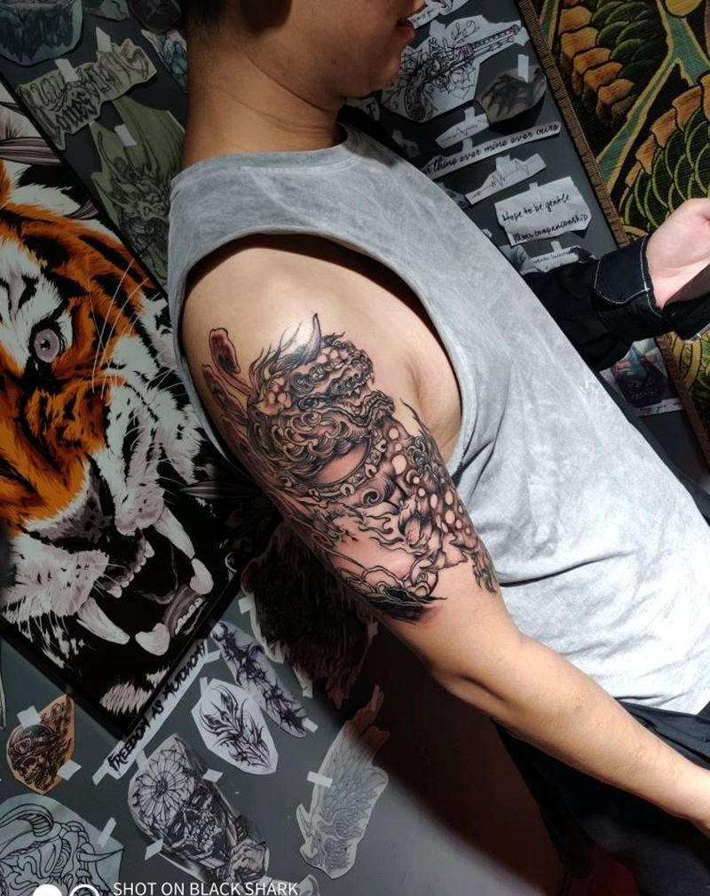 大臂狮子纹身图片_手臂纹身图案