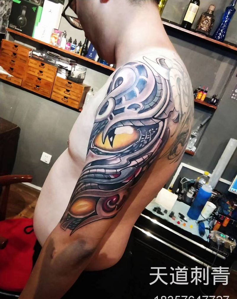 生化臂纹身图片_肩部手臂欧美写实纹身图案