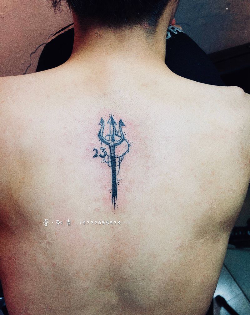 三叉戟纹身图片