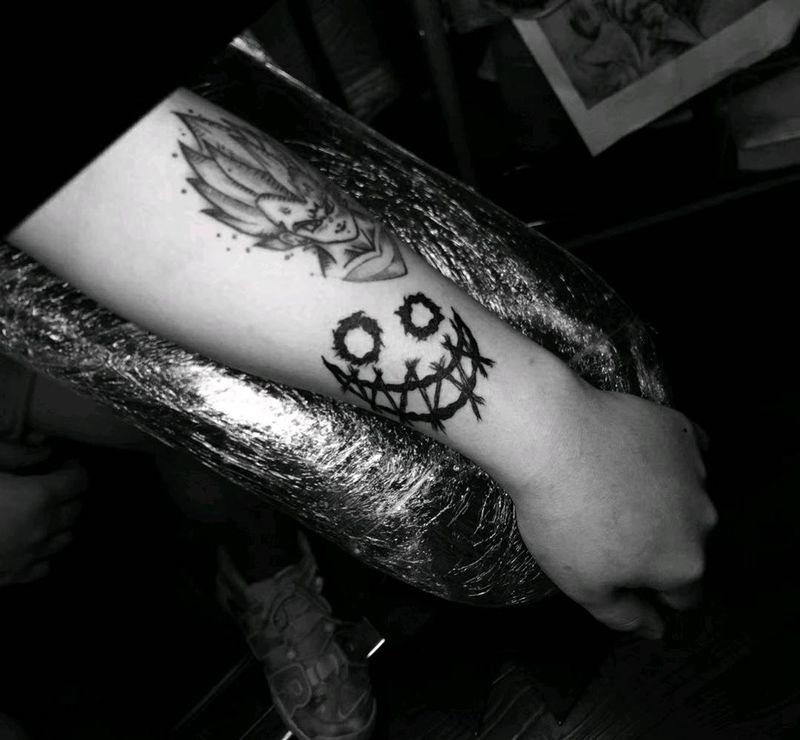 笑脸纹身图片_手臂纹身图案