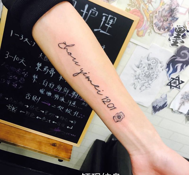 手臂英文相机纹身图片