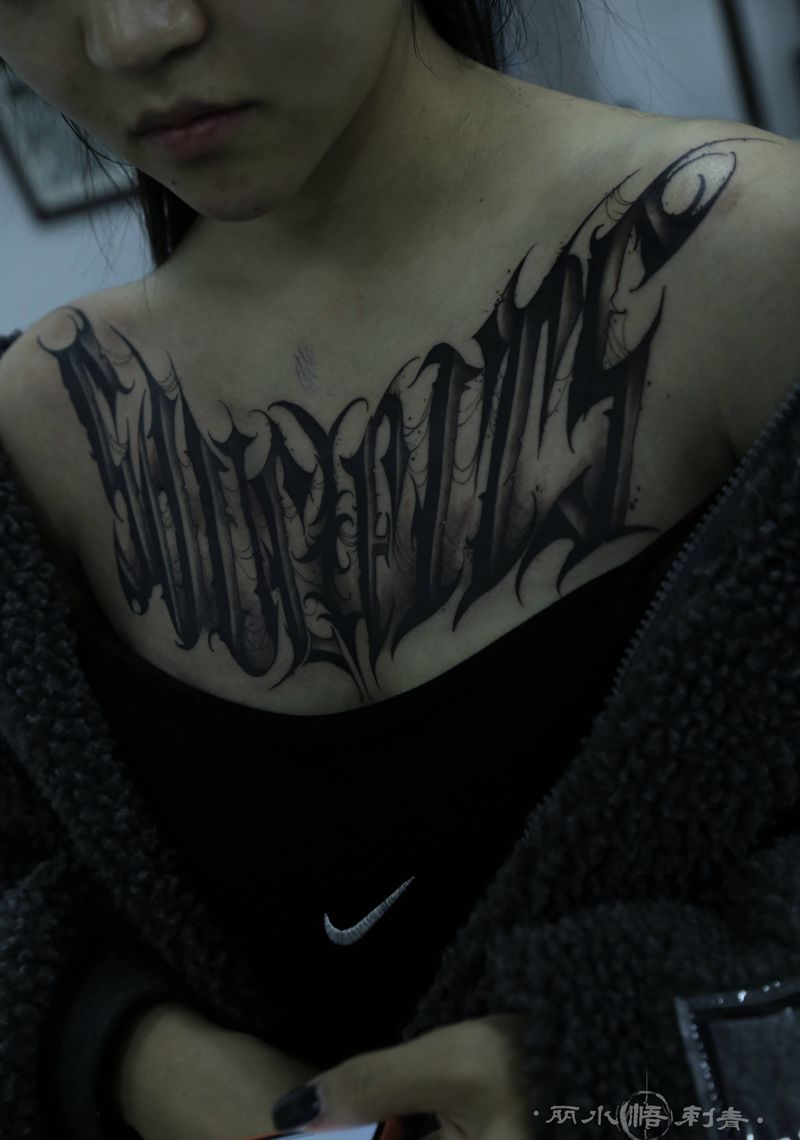 花体纹身图片_胸部肩部New School花体字纹身图案
