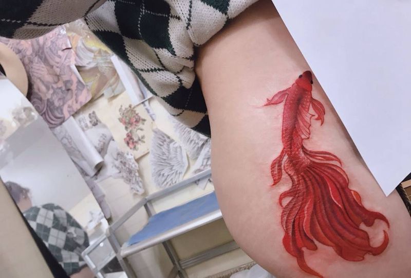 大腿金鱼纹身图片