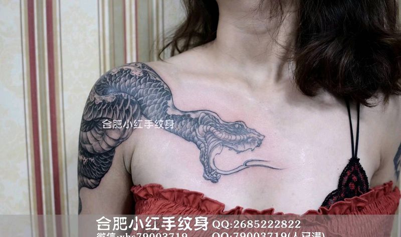 因客人要求 现场手绘过肩蛇