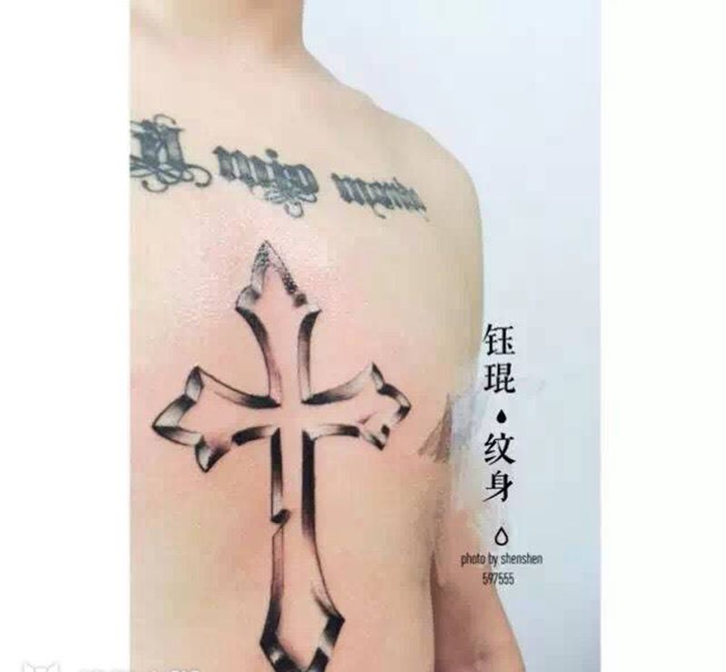 胸口十字架纹身图片