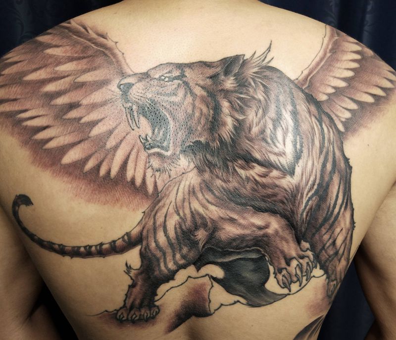 飞虎纹身图片_背部欧美写实纹身图案