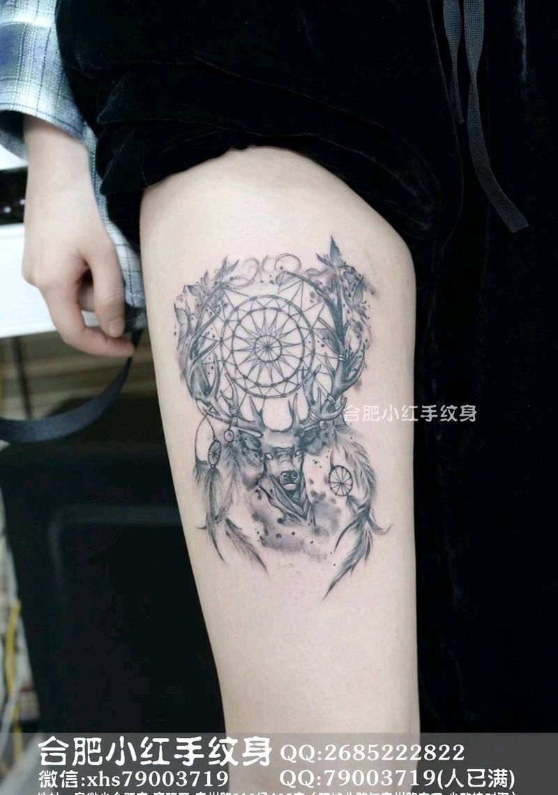 美女的麋鹿与捕梦网。纹身图片