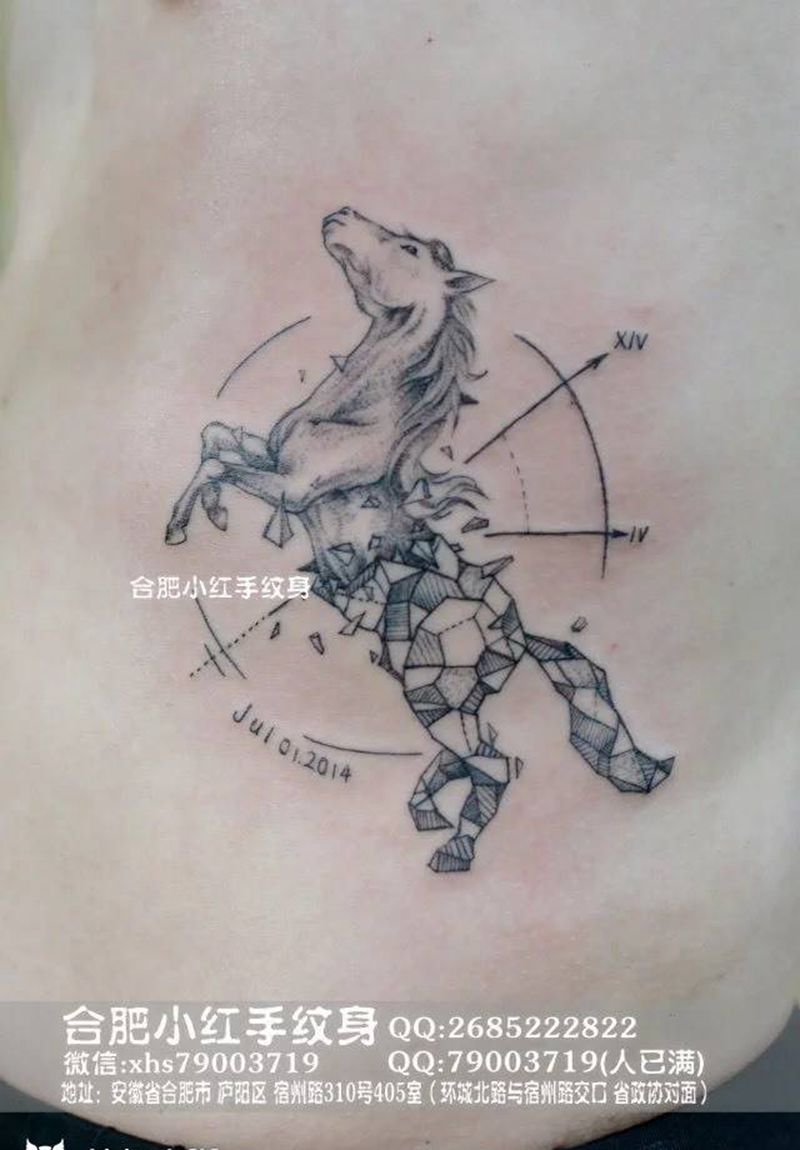 腰部奔马纹身图片