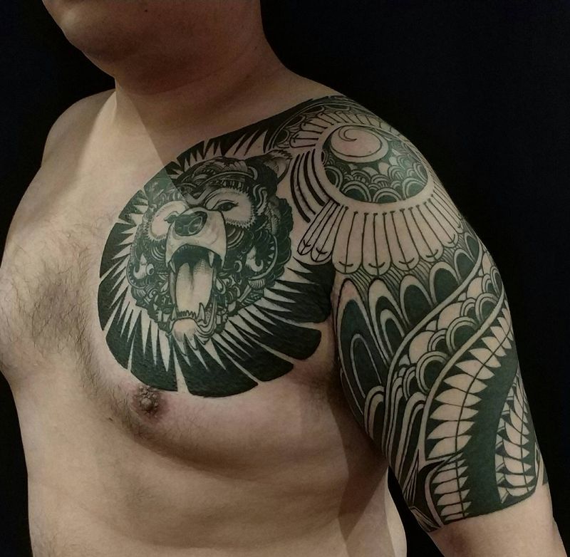 图腾半甲纹身图片_手臂胸部图腾纹身图案