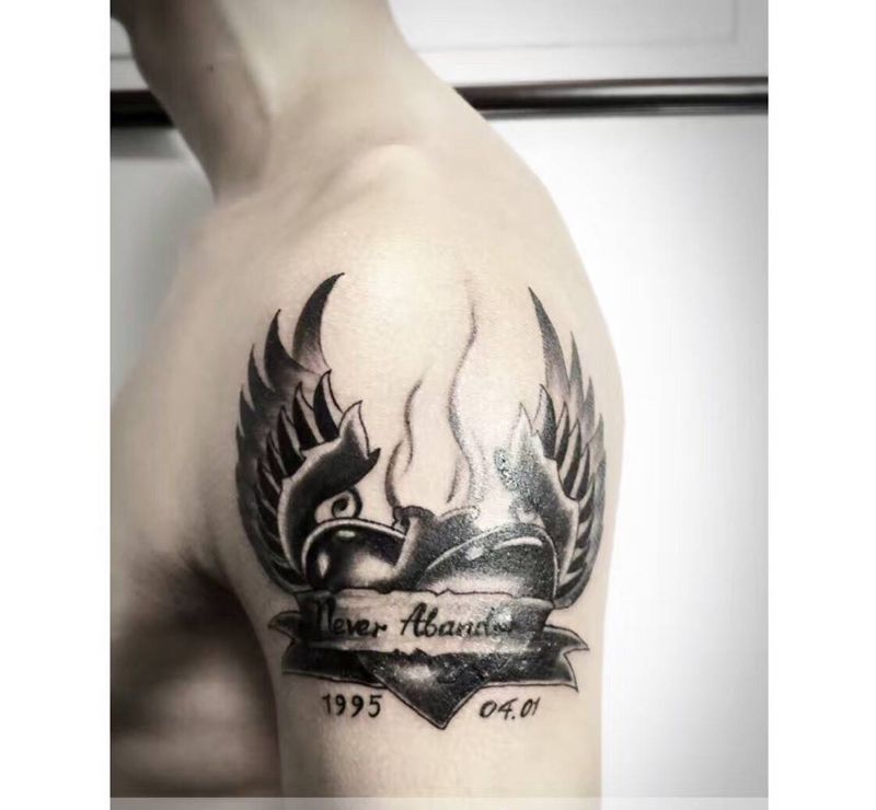 大臂翅膀心脏纹身图片