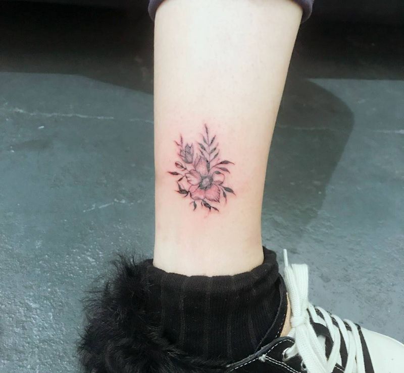 脚踝花朵纹身图片